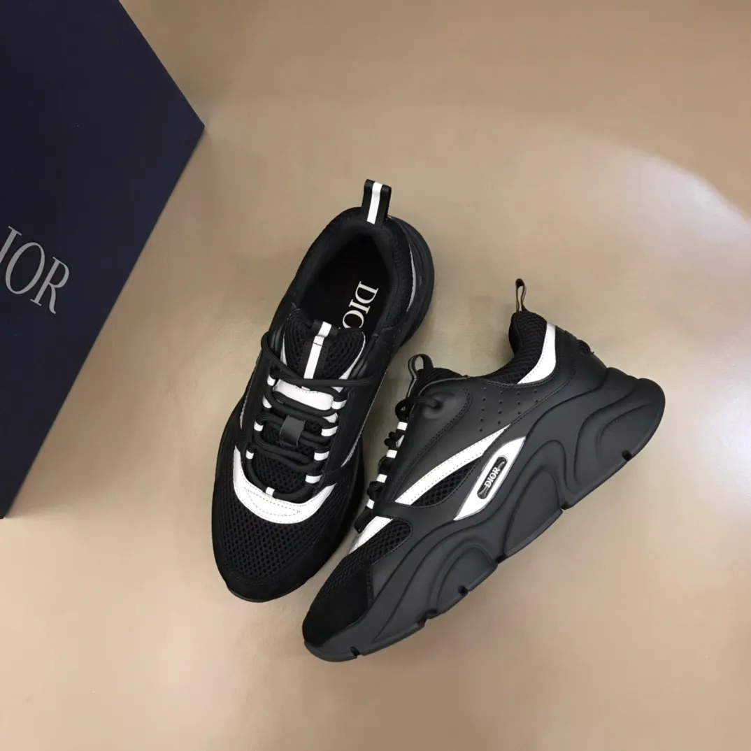 Factory price: 480💰 ◾️▫️Dior D®️ x 🆕 (high version) B22 men's jogging fashion sneakers, this single product draws inspiration from retro jogging shoes. It adopts a thick low-top design, with an upper made of black cow leather and mesh fabric, and a black and white engraved rubber sole. Black mesh fabric tongue and heel counters complement black laces, with an embossed "Di~r" logo embellishment on the side. These sneakers can be mixed and matched with a classic suit for a sporty chic look! Size: 39-45 (38, 46 can be customized)